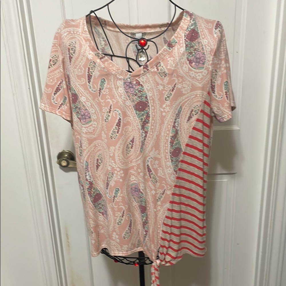 🪣🪣🪣3 for 12$🪣🪣🪣Pink Paisley and Striped Women's Top